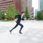 走り出す人
