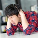 頭を抱えて悩む