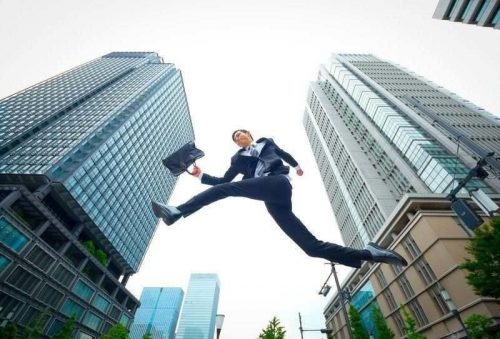 ジャンプする人